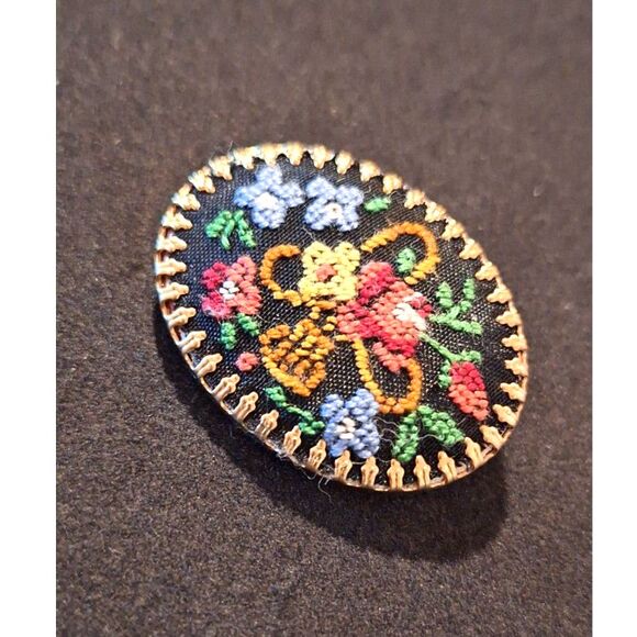 Vintage Embroidered Floral Oval Pin Brooch - Picture 2 of 6